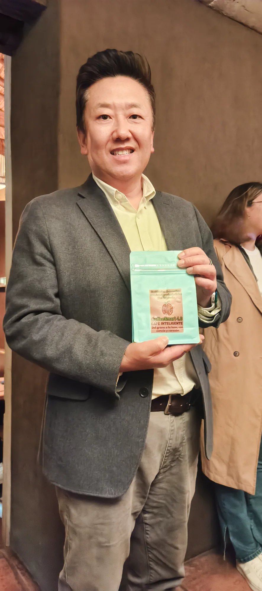 Ejecutivo Samsung con café