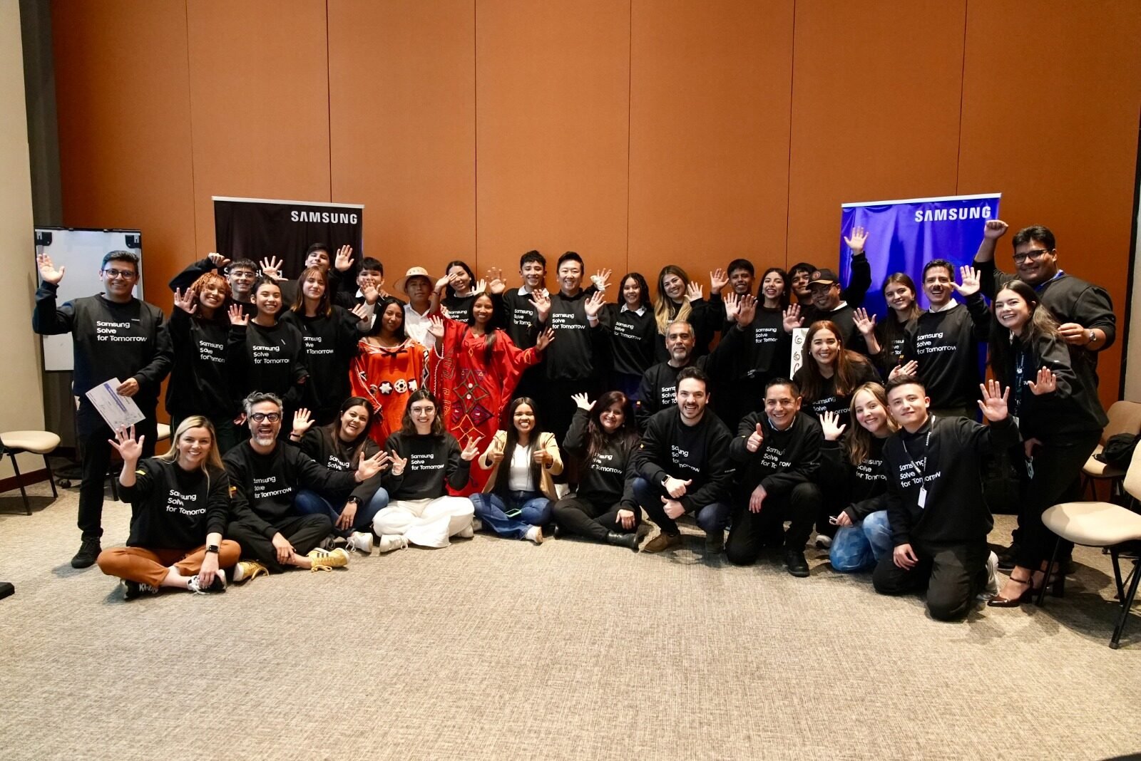 Foto grupal con participantes